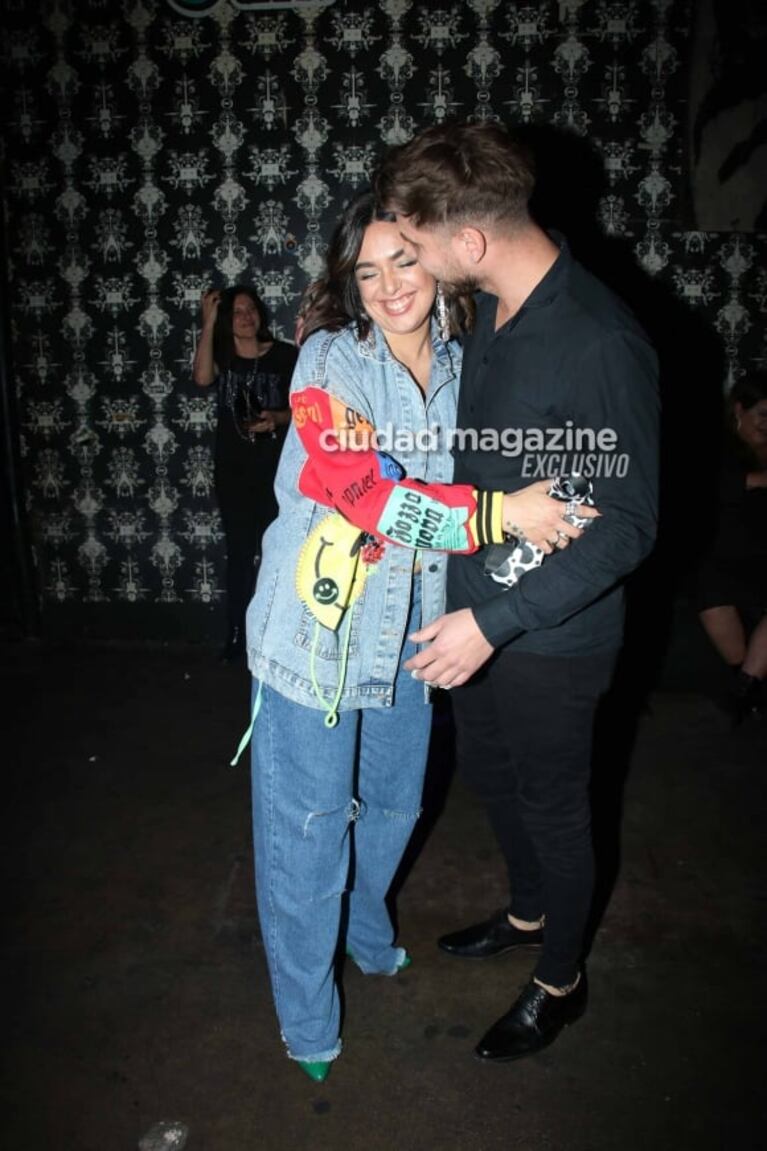 Las fotos de Ángela Leiva con su novio, Gabriel Mikelovich, a puro beso y arrumaco 