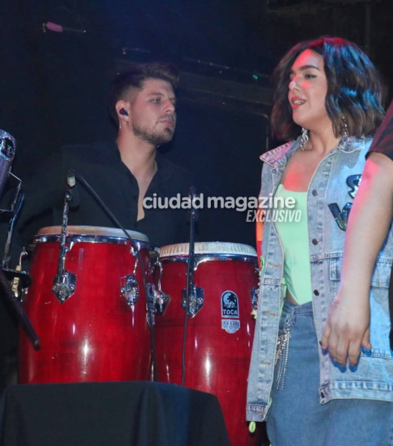 Las fotos de Ángela Leiva con su novio, Gabriel Mikelovich, a puro beso y arrumaco 