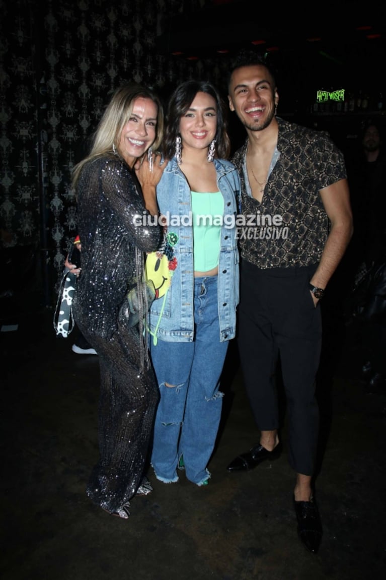 Las fotos de Ángela Leiva con su novio, Gabriel Mikelovich, a puro beso y arrumaco 