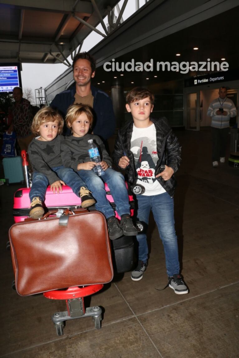 Las fotos de Benjamín Vicuña y sus hijos recién llegados desde Europa: buena onda y chistes con la prensa