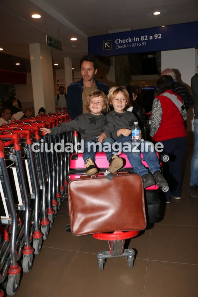 Las fotos de Benjamín Vicuña y sus hijos recién llegados desde Europa: buena onda y chistes con la prensa