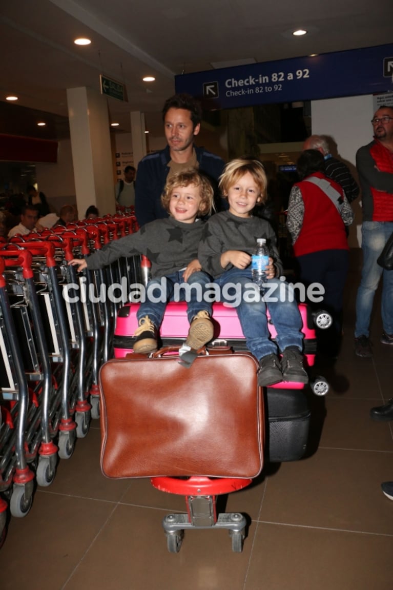 Las fotos de Benjamín Vicuña y sus hijos recién llegados desde Europa: buena onda y chistes con la prensa