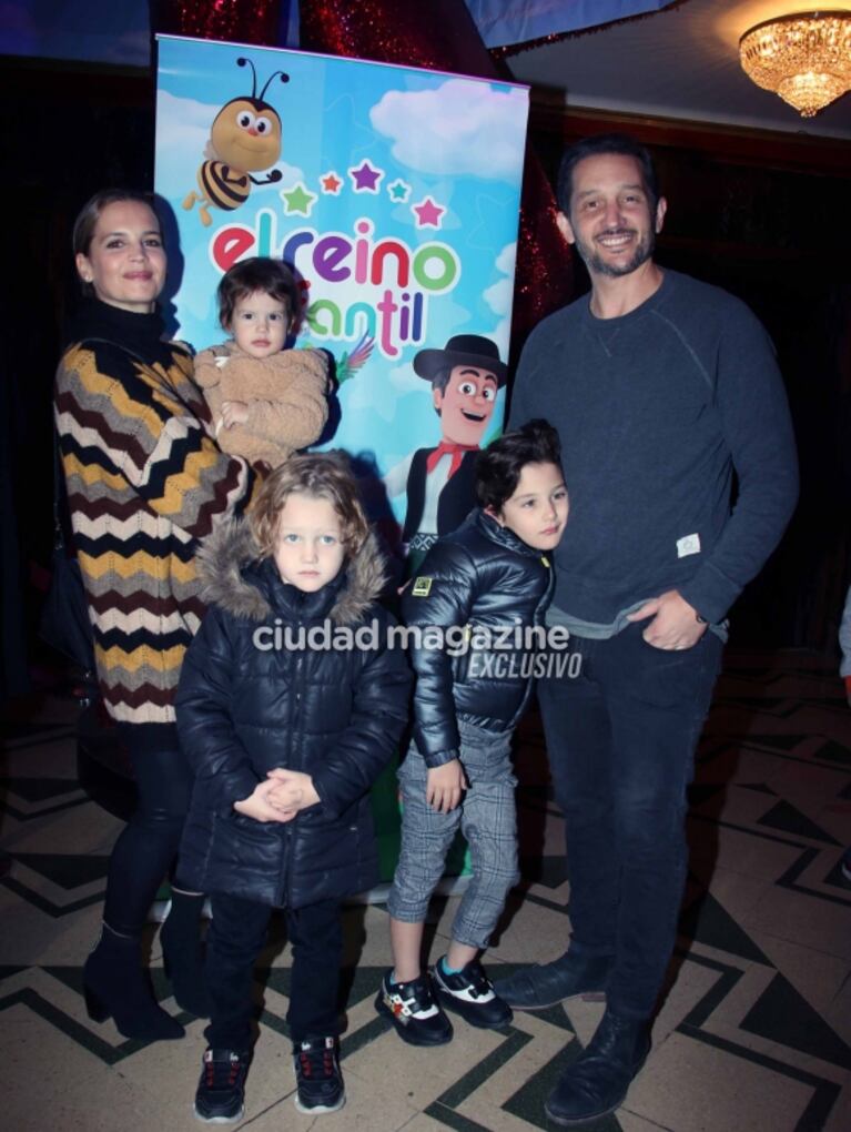 Las fotos de Camila Homs en el teatro: la ex de Rodrigo de Paul llevó a sus hijos a ver un show infantil