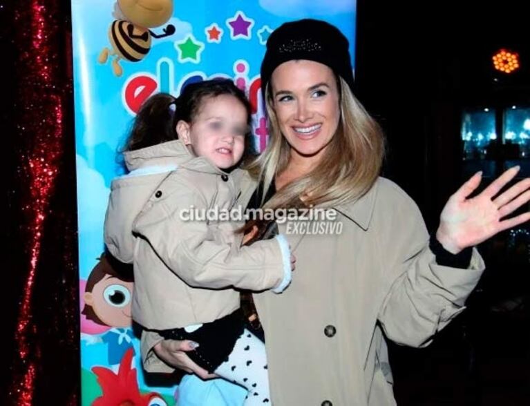 Las fotos de Camila Homs en el teatro: la ex de Rodrigo de Paul llevó a sus hijos a ver un show infantil