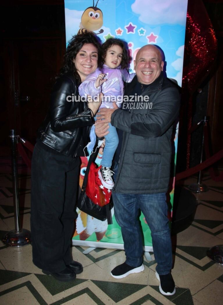 Las fotos de Camila Homs en el teatro: la ex de Rodrigo de Paul llevó a sus hijos a ver un show infantil