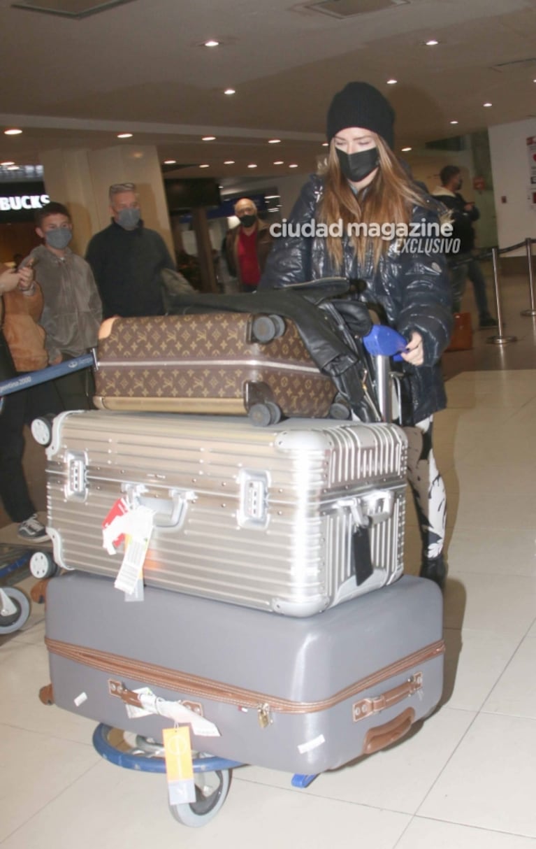 Las fotos de China Suárez llegando al país tras su comentada estadía en Madrid: muchas valijas y look canchero