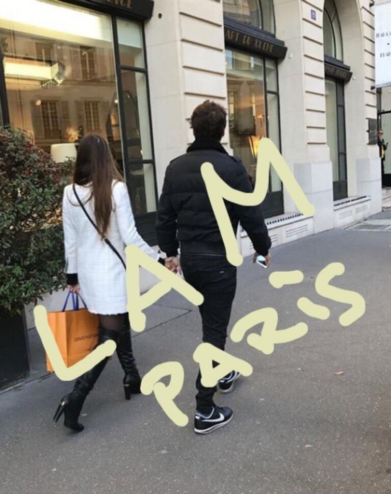 Las fotos de China Suárez y Benjamín Vicuña paseando enamorados por las calles de París