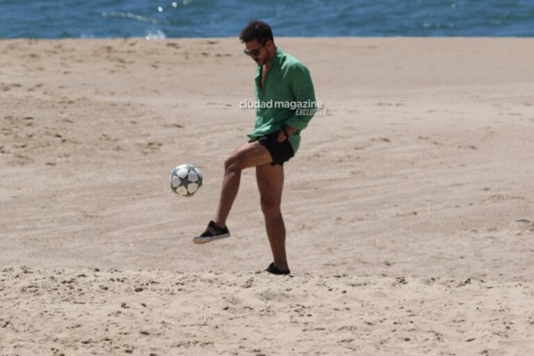 Las fotos de Cholo Simeone con Carla Pereyra y sus hijas en Punta del Este: playa, amor y juegos frente al mar