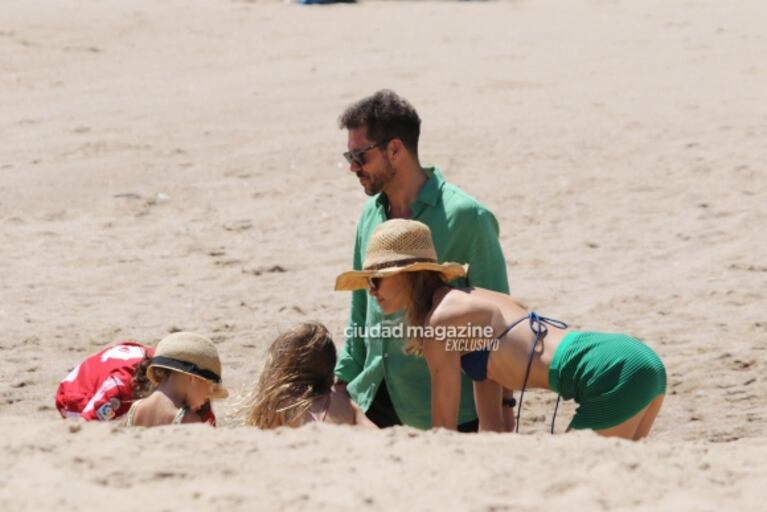 Las fotos de Cholo Simeone con Carla Pereyra y sus hijas en Punta del Este: playa, amor y juegos frente al mar