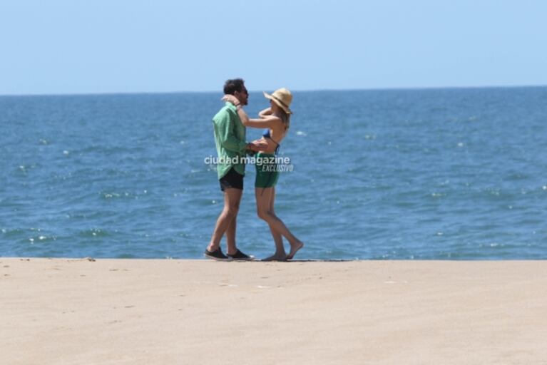 Las fotos de Cholo Simeone con Carla Pereyra y sus hijas en Punta del Este: playa, amor y juegos frente al mar