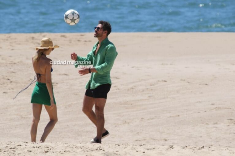 Las fotos de Cholo Simeone con Carla Pereyra y sus hijas en Punta del Este: playa, amor y juegos frente al mar