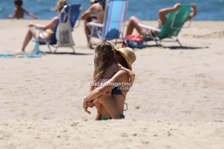 Las fotos de Cholo Simeone con Carla Pereyra y sus hijas en Punta del Este: playa, amor y juegos frente al mar