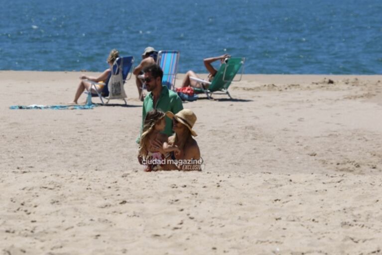 Las fotos de Cholo Simeone con Carla Pereyra y sus hijas en Punta del Este: playa, amor y juegos frente al mar