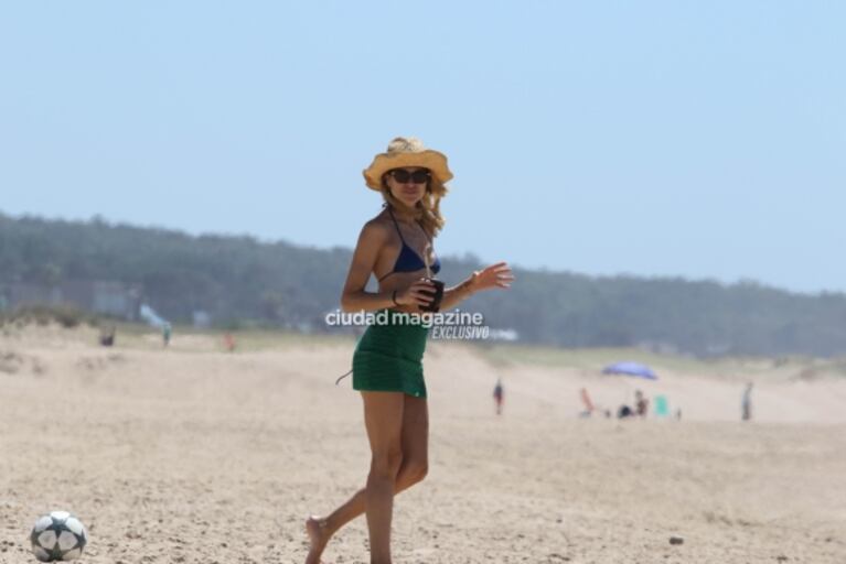 Las fotos de Cholo Simeone con Carla Pereyra y sus hijas en Punta del Este: playa, amor y juegos frente al mar