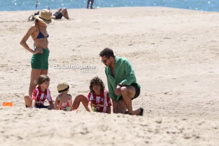 Las fotos de Cholo Simeone con Carla Pereyra y sus hijas en Punta del Este: playa, amor y juegos frente al mar