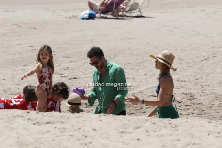 Las fotos de Cholo Simeone con Carla Pereyra y sus hijas en Punta del Este: playa, amor y juegos frente al mar