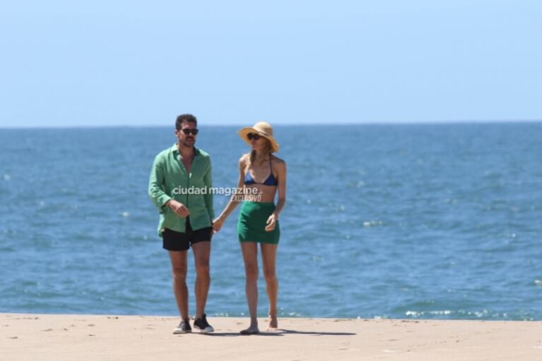 Las fotos de Cholo Simeone con Carla Pereyra y sus hijas en Punta del Este: playa, amor y juegos frente al mar