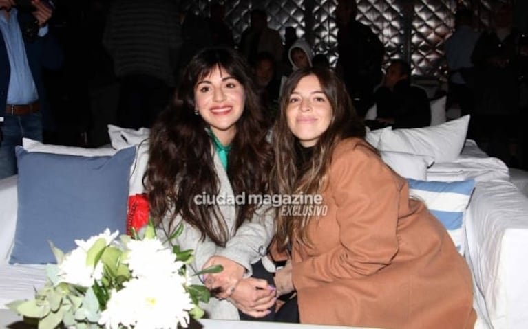 Las fotos de Dalma y Gianinna Maradona en la emotiva presentación del Tango D10S, el avión que homenajea a Diego