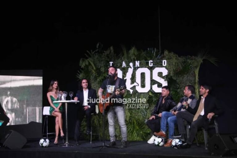 Las fotos de Dalma y Gianinna Maradona en la emotiva presentación del Tango D10S, el avión que homenajea a Diego