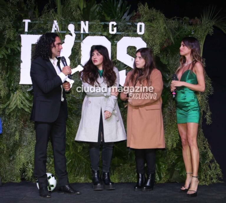 Las fotos de Dalma y Gianinna Maradona en la emotiva presentación del Tango D10S, el avión que homenajea a Diego
