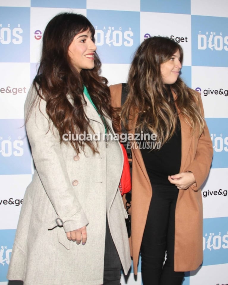 Las fotos de Dalma y Gianinna Maradona en la emotiva presentación del Tango D10S, el avión que homenajea a Diego