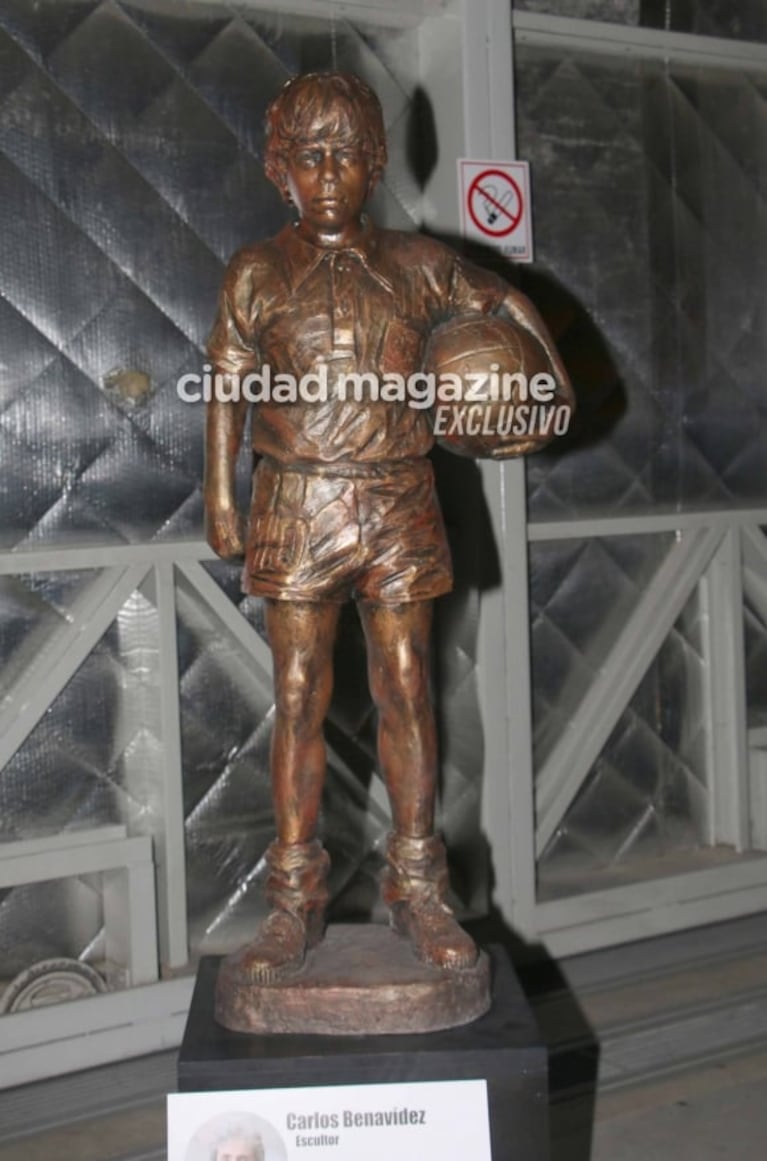Las fotos de Dalma y Gianinna Maradona en la emotiva presentación del Tango D10S, el avión que homenajea a Diego