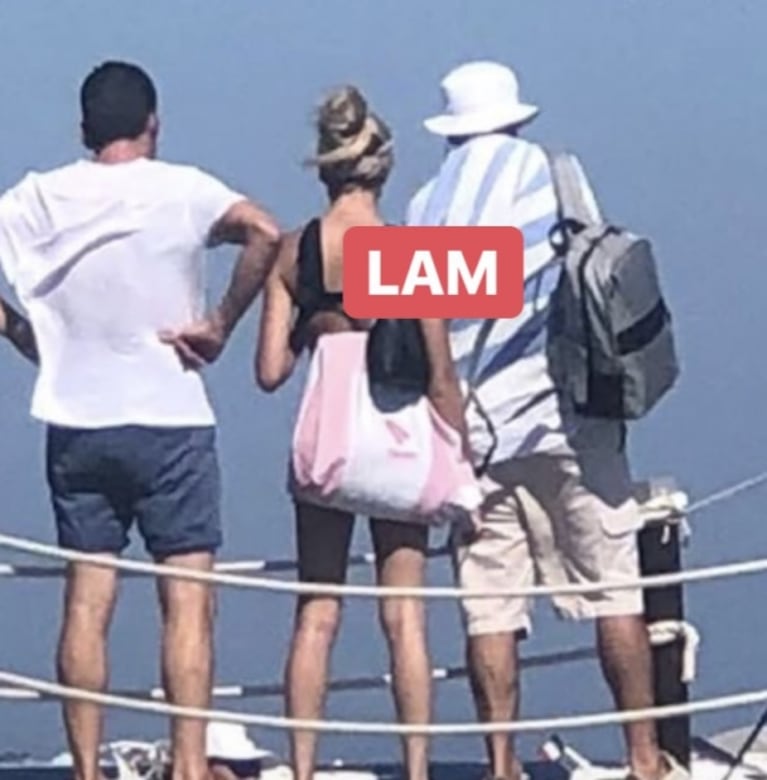 Las fotos de Daniel Scioli y Gisela Berger, de vacaciones en Saint Tropez: playa, bikini y look "Piluso"