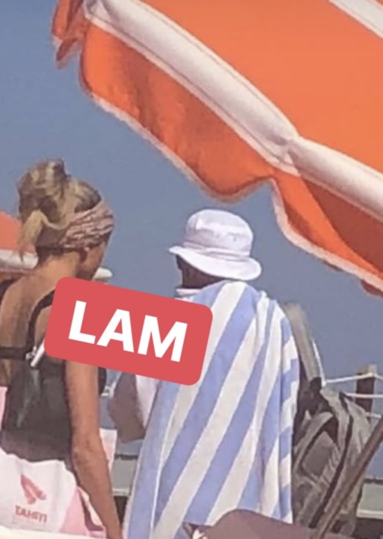Las fotos de Daniel Scioli y Gisela Berger, de vacaciones en Saint Tropez: playa, bikini y look "Piluso"