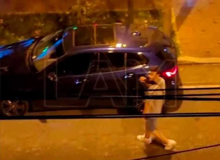 Las fotos de Diego Leuco estacionando cerca de la casa de Sofía Martínez (Fotos: captura LAM)