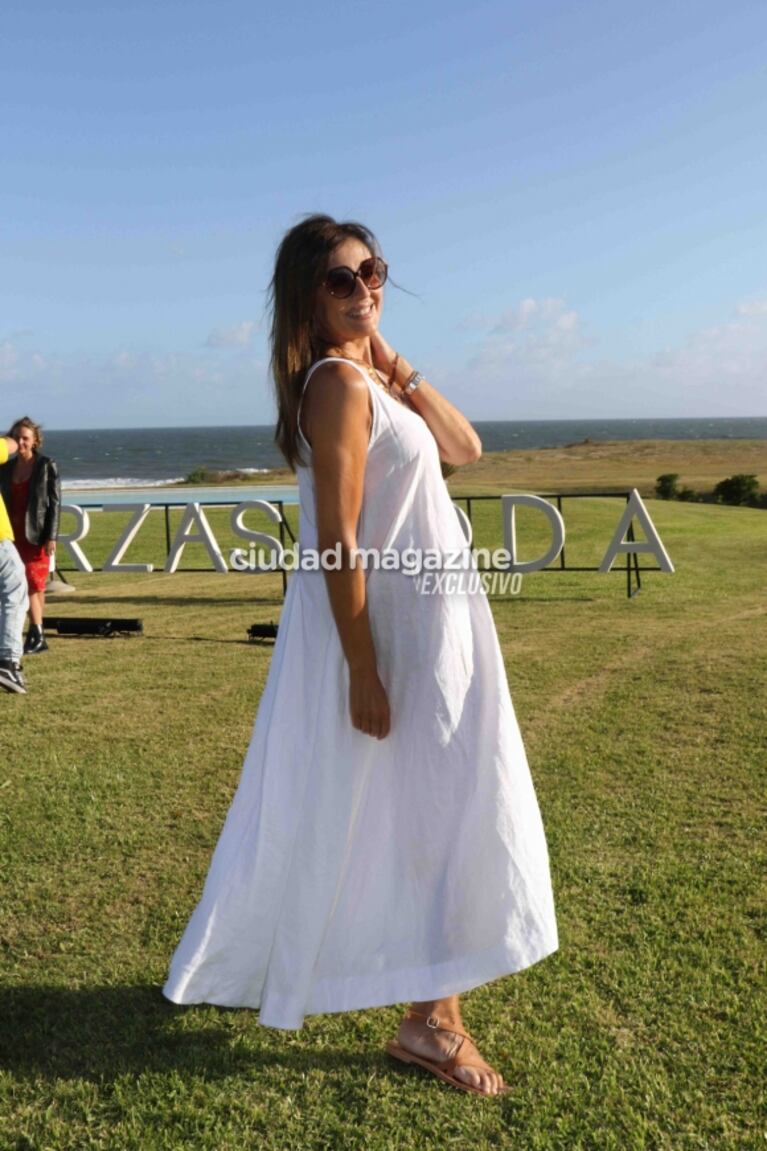 Las fotos de Elina y Eduardo Costantini rodeados de famosos en su desfile en Punta del Este: amor y moda frente al mar