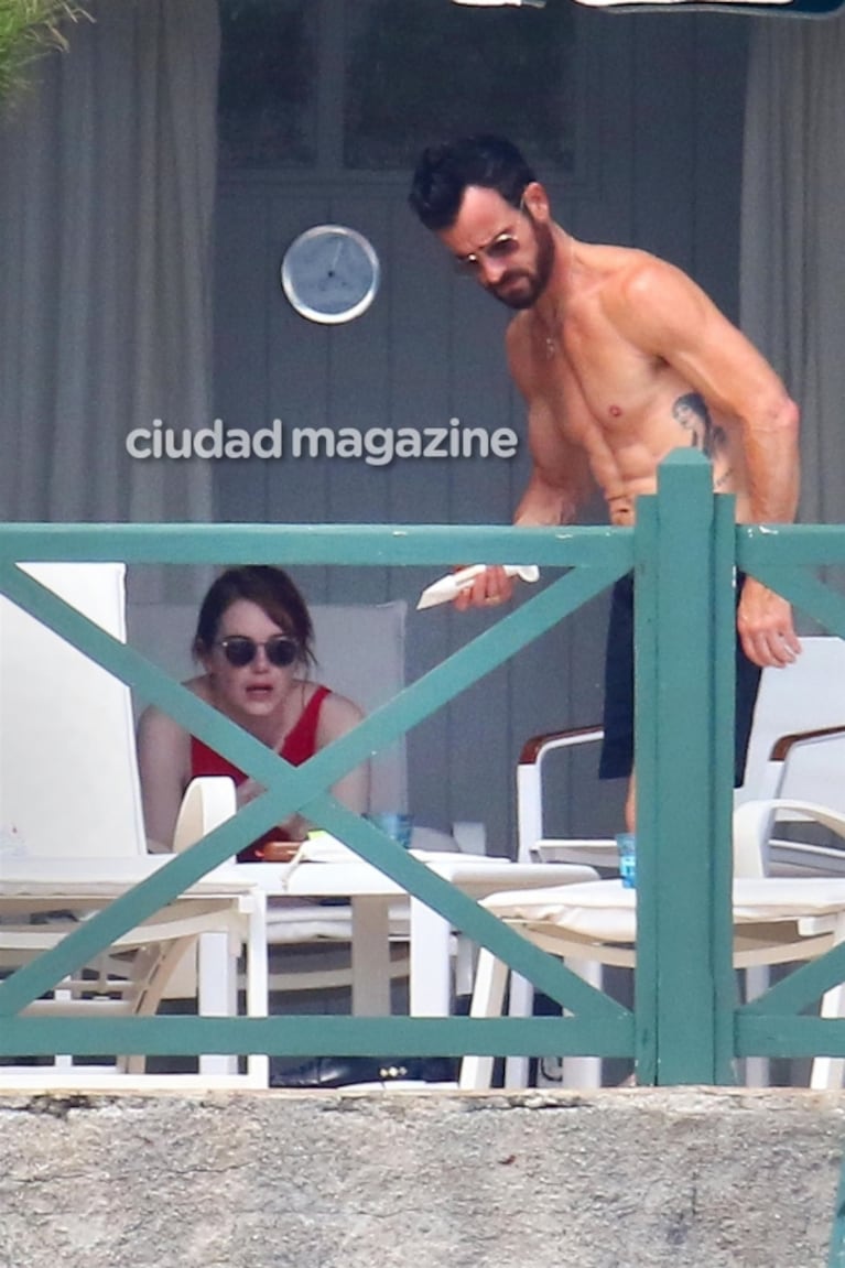 Las fotos de Emma Stone, en una cabaña con Justin Theroux, recién divorciado de Jennifer Aniston: ¿hay romance?