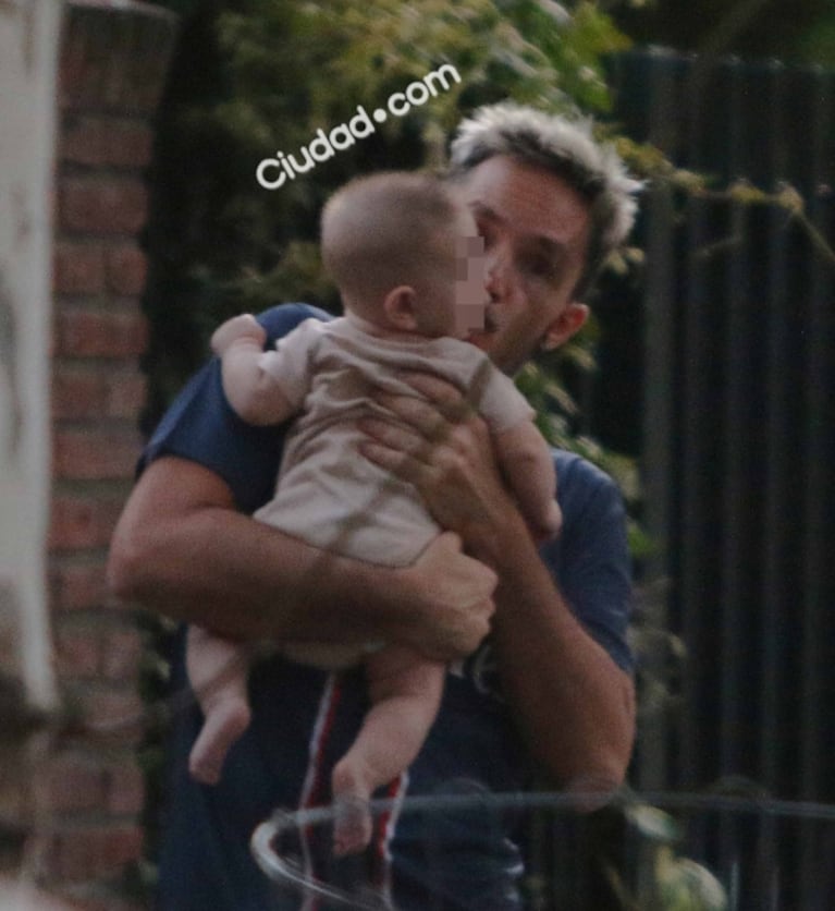 Las fotos de Emmanuel Horvilleur, baboso con el bebé de Celeste Cid: "Aunque somos padres separados, seguimos siendo una familia"