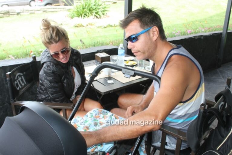 Las fotos de Flor Peña y Ramiro Ponce de León, de paseo con su bebé en Mar del Plata 