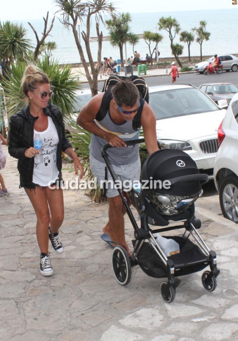 Las fotos de Flor Peña y Ramiro Ponce de León, de paseo con su bebé en Mar del Plata