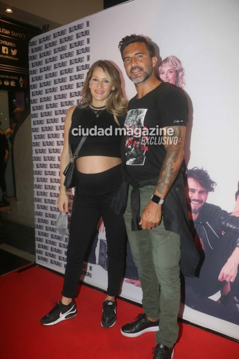 Las fotos de Francella, Mica Viciconte, Fabián Cubero, Luciano Cáceres y su novia: noche de parejitas y amigos en el teatro