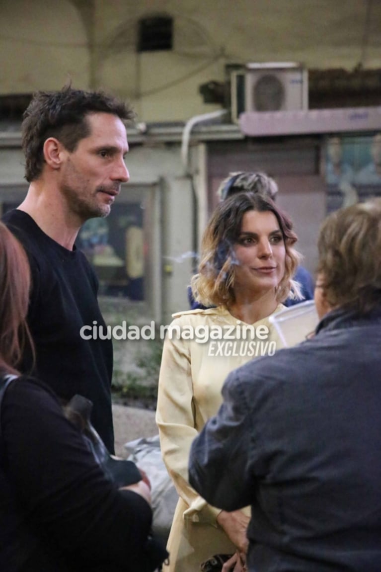 Las fotos de Gonzalo Valenzuela, a los mimos con su novia en el estreno de su obra y complicidad con Benjamín Vicuña