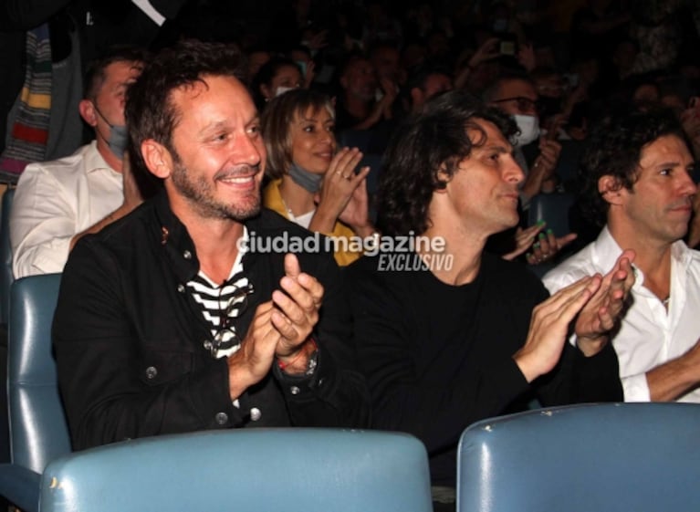 Las fotos de Gonzalo Valenzuela, a los mimos con su novia en el estreno de su obra y complicidad con Benjamín Vicuña