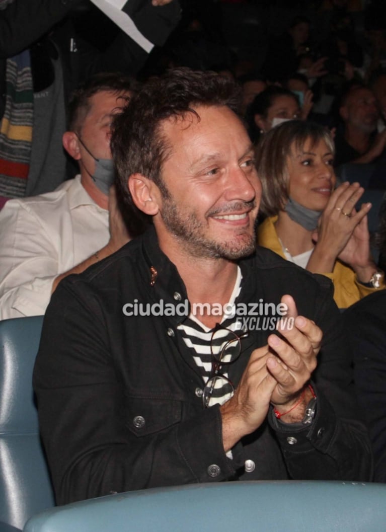 Las fotos de Gonzalo Valenzuela, a los mimos con su novia en el estreno de su obra y complicidad con Benjamín Vicuña