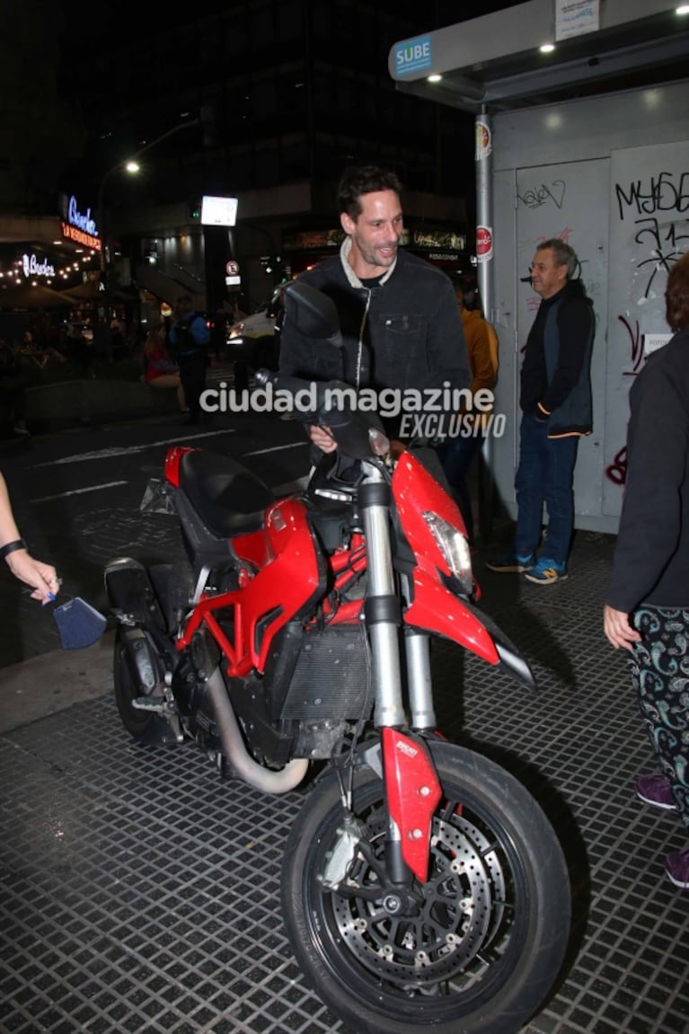 Las fotos de Gonzalo Valenzuela, a los mimos con su novia en el estreno de su obra y complicidad con Benjamín Vicuña