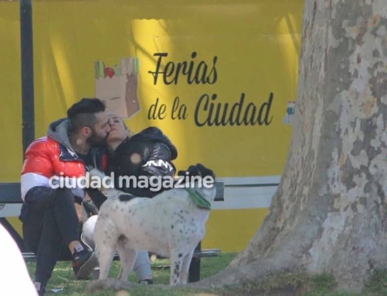 Las fotos de Jimena Barón y Tucu López apasionados: su paseo a los besos y mimos que confirma el romance