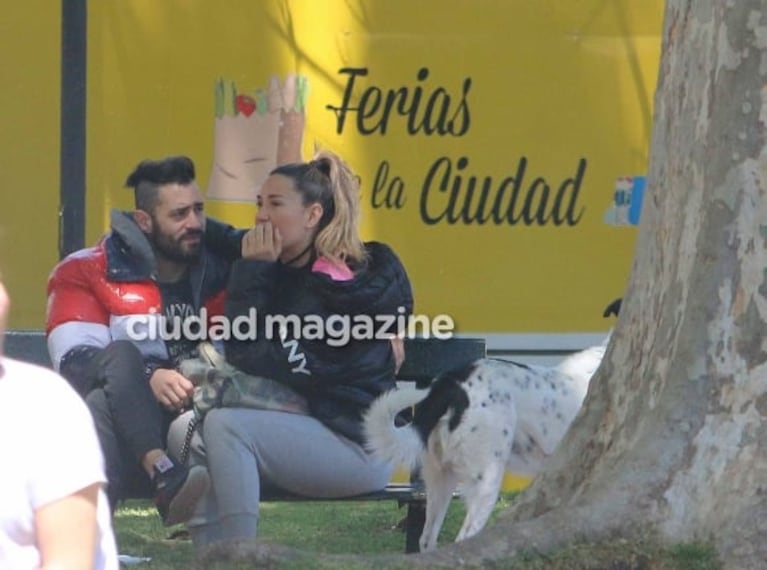 Las fotos de Jimena Barón y Tucu López apasionados: su paseo a los besos y mimos que confirma el romance