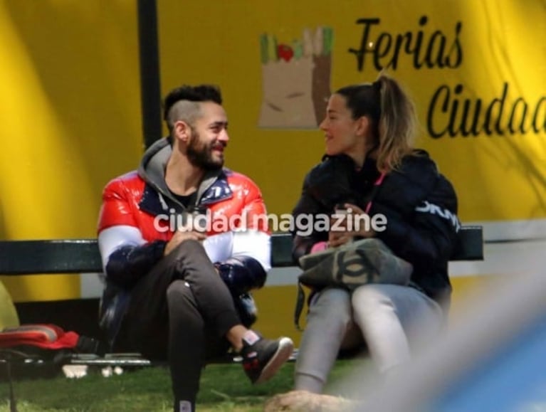 Las fotos de Jimena Barón y Tucu López apasionados: su paseo a los besos y mimos que confirma el romance