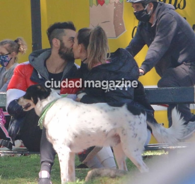 Las fotos de Jimena Barón y Tucu López apasionados: su paseo a los besos y mimos que confirma el romance