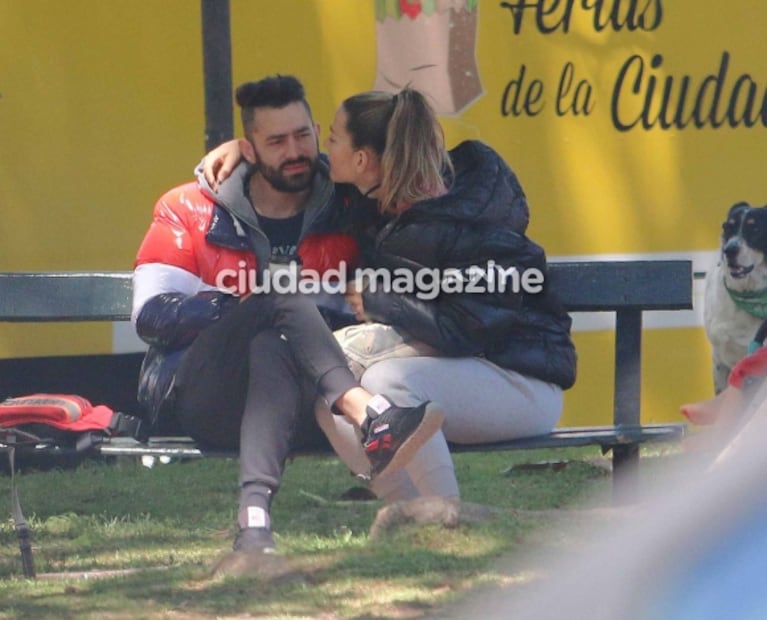 Las fotos de Jimena Barón y Tucu López apasionados: su paseo a los besos y mimos que confirma el romance