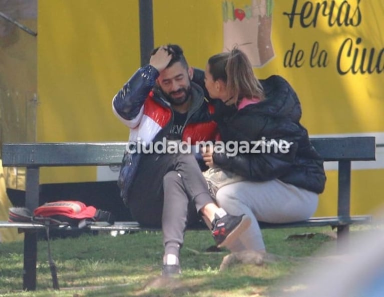 Las fotos de Jimena Barón y Tucu López apasionados: su paseo a los besos y mimos que confirma el romance