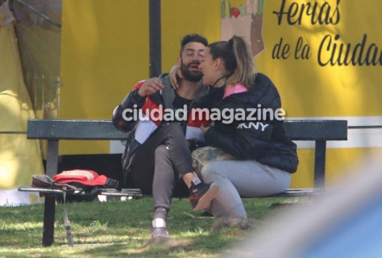 Las fotos de Jimena Barón y Tucu López apasionados: su paseo a los besos y mimos que confirma el romance