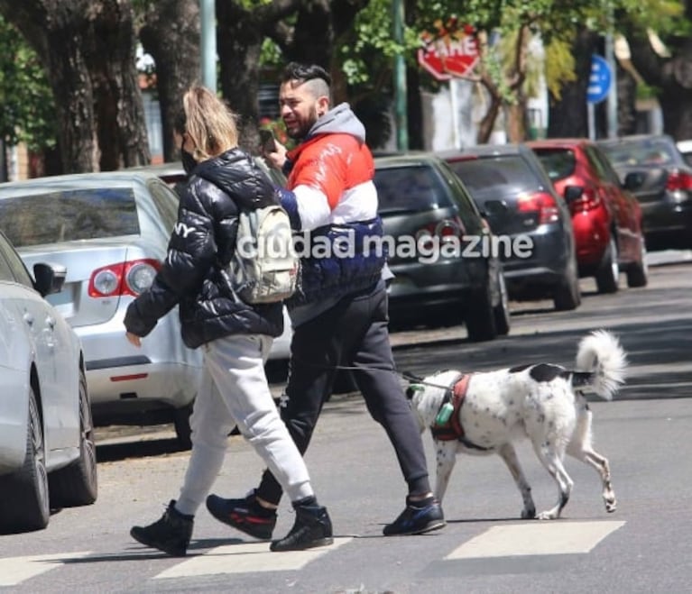 Las fotos de Jimena Barón y Tucu López apasionados: su paseo a los besos y mimos que confirma el romance