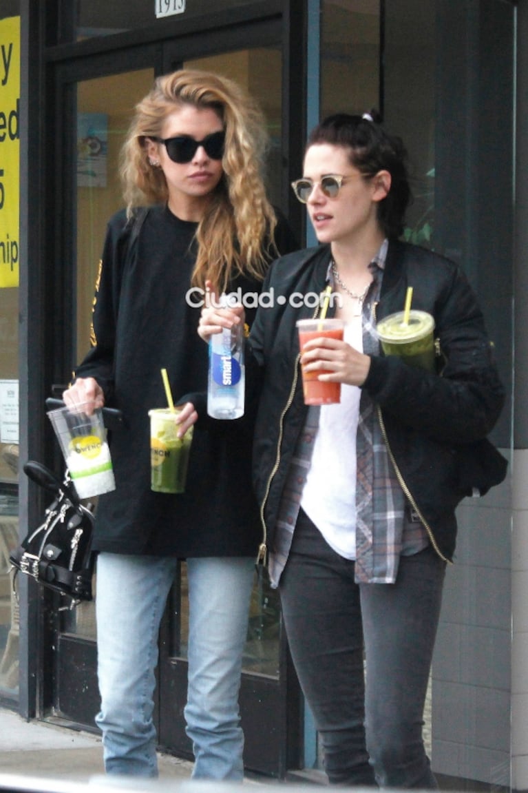 Las fotos de Kristen Stewart, de paseo por su barrio con su novia ¡súper diosa!