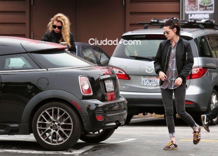 Las fotos de Kristen Stewart, de paseo por su barrio con su novia ¡súper diosa!