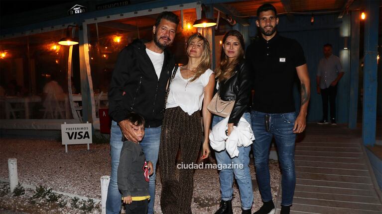 Las fotos de la cena de Marcelo Tinelli, Guillermina Valdés y Lolo con Mica y Licha López en Punta del Este. (Foto: GM Press)